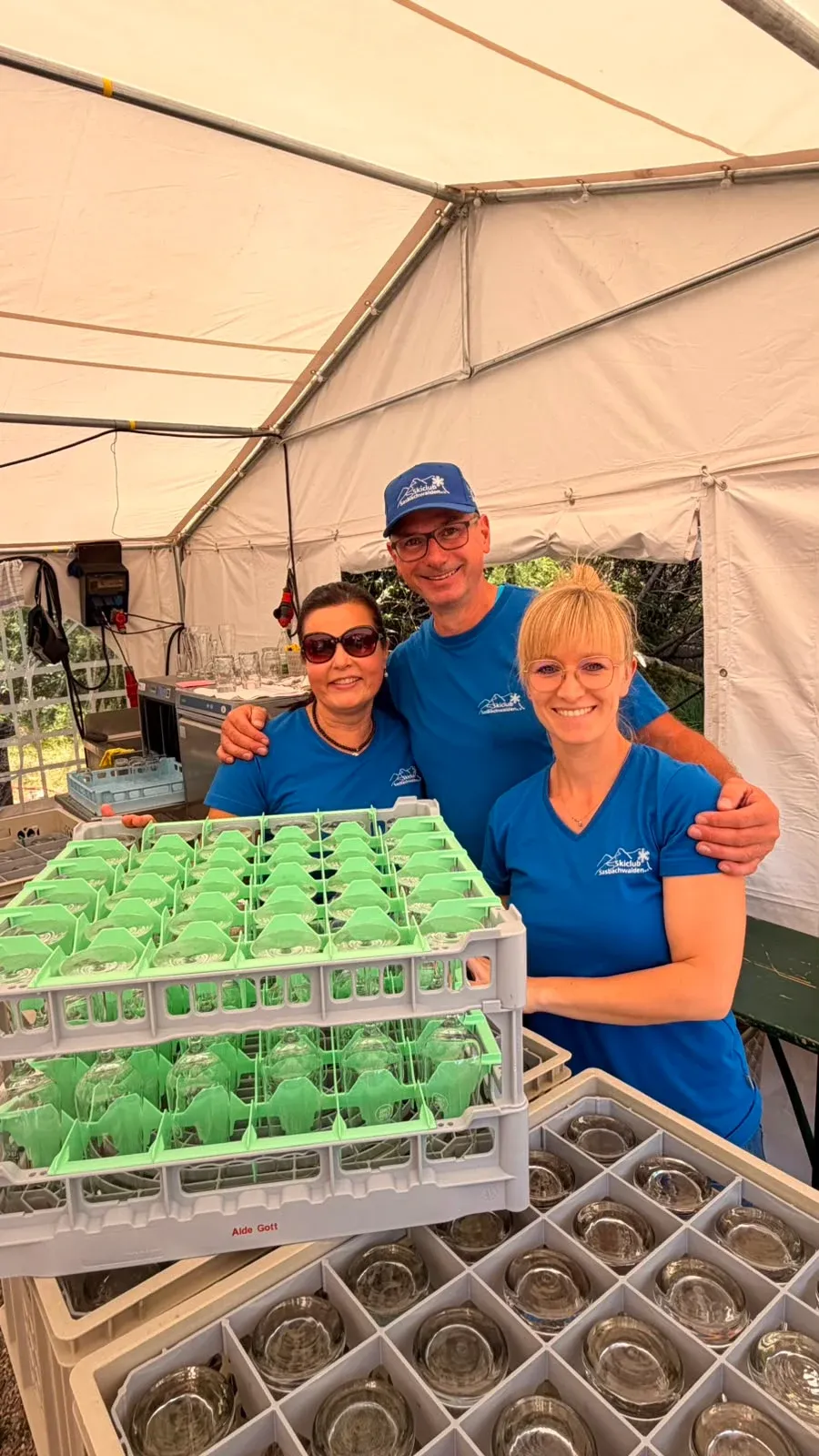 Drei Personen am Getränkestand im Festzelt.